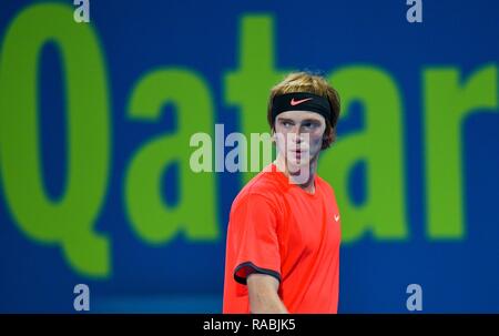 Doha, Katar. 2 Jan, 2019. Andrej Rublev von Russland reagiert während der zweiten Runde singles Match gegen Nikoloz Basilashvili Georgiens bei der ATP Tennis Qatar Open in Doha, der Hauptstadt von Katar, Jan. 2, 2019. Credit: Nikku/Xinhua/Alamy leben Nachrichten Stockfoto