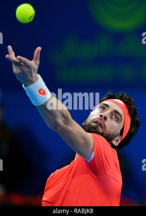 Doha, Katar. 2 Jan, 2019. Nikoloz Basilashvili Georgiens dient während der zweiten Runde singles Match gegen Andrej Rublev Russlands bei der ATP Tennis Qatar Open in Doha, der Hauptstadt von Katar, Jan. 2, 2019. Credit: Nikku/Xinhua/Alamy leben Nachrichten Stockfoto