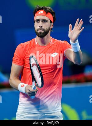 Doha, Katar. 2 Jan, 2019. Nikoloz Basilashvili Georgiens reagiert während der zweiten Runde singles Match gegen Andrej Rublev Russlands bei der ATP Tennis Qatar Open in Doha, der Hauptstadt von Katar, Jan. 2, 2019. Credit: Nikku/Xinhua/Alamy leben Nachrichten Stockfoto