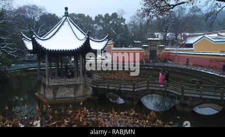 Peking, der chinesischen Provinz Hunan. 2 Jan, 2019. Menschen besuchen die Chuixiang Pavillon in Hunan University am Fuße des Yuelu Berg in Changsha, der Hauptstadt der zentralchinesischen Provinz Hunan, Jan. 2, 2019. Credit: Li Ga/Xinhua/Alamy leben Nachrichten Stockfoto