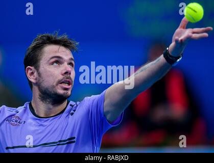 Doha, Katar. 2 Jan, 2019. Stan Wawrinka in der Schweiz dient während der zweiten Runde singles Match gegen Nicolas Jarry von Chile bei der ATP Tennis Qatar Open in Doha, der Hauptstadt von Katar, Jan. 2, 2019. Credit: Nikku/Xinhua/Alamy leben Nachrichten Stockfoto