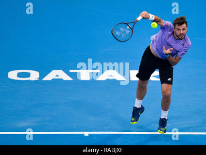 Doha, Katar. 2 Jan, 2019. Stan Wawrinka in der Schweiz dient während der zweiten Runde singles Match gegen Nicolas Jarry von Chile bei der ATP Tennis Qatar Open in Doha, der Hauptstadt von Katar, Jan. 2, 2019. Credit: Nikku/Xinhua/Alamy leben Nachrichten Stockfoto