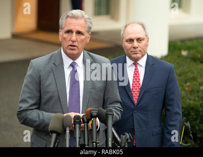 Eingehende United States House Minderheit Führer Kevin McCarthy (Republikaner von Kalifornien), die Linke und die kommende US-Haus Minderheit Peitsche Steve Scalise (Republikaner von Louisiana) treffen die Reporter im Weißen Haus nach einem Treffen mit US-Präsident Donald J. Trumpf auf Grenzsicherung und die Wiedereröffnung der Bundesregierung im Weißen Haus in Washington, DC am Mittwoch, 2. Januar 2019. Credit: Ron Sachs/CNP/MediaPunch Stockfoto