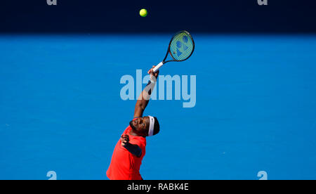 RAC-Arena, Perth, Australien. 3 Jan, 2019. Hopman Cup Tennis, die von Mastercard gefördert; Frances Tiafoe von Team USA dient der Cameron Norrie von Team Großbritannien Quelle: Aktion plus Sport/Alamy leben Nachrichten Stockfoto