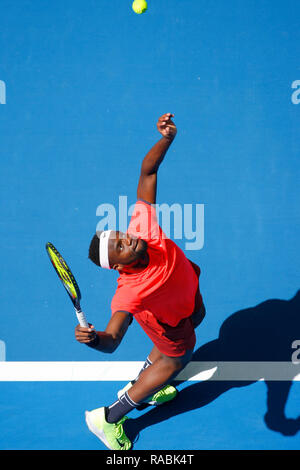 RAC-Arena, Perth, Australien. 3 Jan, 2019. Hopman Cup Tennis, die von Mastercard gefördert; Frances Tiafoe von Team USA dient der Cameron Norrie von Team Großbritannien Quelle: Aktion plus Sport/Alamy leben Nachrichten Stockfoto