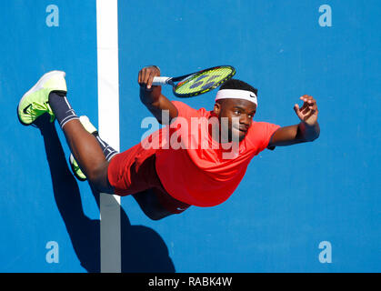 RAC-Arena, Perth, Australien. 3 Jan, 2019. Hopman Cup Tennis, die von Mastercard gefördert; Cameron Norrie von Team Großbritannien Frances Tiafoe von Team USA Credit serviert: Aktion plus Sport/Alamy leben Nachrichten Stockfoto