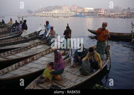 Dhaka, Bangladesch. 3 Jan, 2019. Ein Schiffer wartet auf Passagiere auf einem frühen Morgen im buriganga River. Credit: MD Mehedi Hasan/ZUMA Draht/Alamy leben Nachrichten Stockfoto