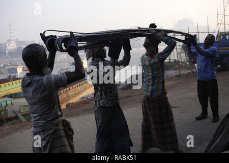 Dhaka, Bangladesch. 3 Jan, 2019. Arbeitnehmer liefern Eisen in ein Lager in der Nähe der Buriganga River. Credit: MD Mehedi Hasan/ZUMA Draht/Alamy leben Nachrichten Stockfoto