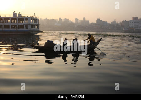 Dhaka, Bangladesch. 3 Jan, 2019. Ein bootsmann Überfahrt Passagiere an einem frühen Morgen im buriganga River. Credit: MD Mehedi Hasan/ZUMA Draht/Alamy leben Nachrichten Stockfoto