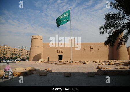 Riad, Saudi-Arabien. 12 Dez, 2018. Fort Masmak in Riad spielt eine wichtige Rolle in der Geschichte des Königreichs Saudi-Arabien. Die Eroberung der Festung markiert den Beginn der Siegeszug des Hauses Saud. (Dpa'' Generation MBS': Saudi-arabiens Jugend im Schatten des Kronprinzen" von 03.01.2019) Credit: Simon Kremer/dpa/Alamy leben Nachrichten Stockfoto