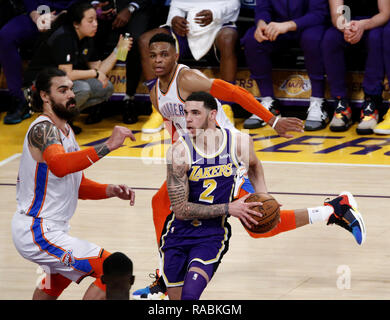 Los Angeles, Kalifornien, USA. 2 Jan, 2019. Los Angeles Lakers" lonzo Kugel (2)-Laufwerke während eines NBA Basketball Spiel zwischen den Los Angeles Lakers und Oklahoma City Thunder Samstag, Januar 2, 2019, in Los Angeles. Der Donner gewann 107-100. Credit: Ringo Chiu/ZUMA Draht/Alamy leben Nachrichten Stockfoto