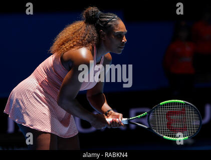 RAC-Arena, Perth, Australien. 3 Jan, 2019. Hopman Cup Tennis, die von Mastercard gefördert; Serena Williams von Team USA wartet auf Katie Boulter von Team Großbritannien: Aktion plus Sport/Alamy Leben Nachrichten dienen. Stockfoto