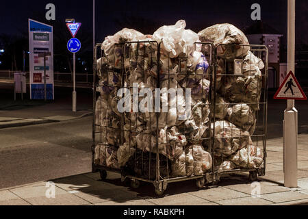 Southport, Merseyside, UK. 3 Jan, 2019. Taschen des täglichen Retail Abfälle Warten auf Abholung. Take-away Kaffee Tassen & Kunststoff kulinarische Angebote von gewerblichen Betriebsstätten eingesackt und Warten auf Abholung bei Dämmerung im Stadtzentrum Retail Park. Credit: MediaWorldImages/Alamy leben Nachrichten Stockfoto