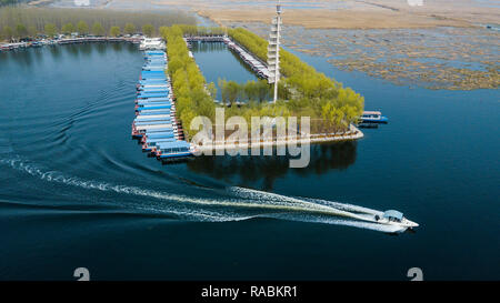 (190103) - Peking, Januar 3, 2019 (Xinhua) - In diesem Luftbild am 30. März 2018 übernommen, ein Schnellboot hinterlässt einen Pier in der Baiyangdian See in Xiongan neuer Bereich, im Norden der chinesischen Provinz Hebei. Chinas zentralen Behörden haben die 2018-2035 Master Plan für Xiongan neue Bereich genehmigt, und betont, dass seine Schöpfung deutlich zu hoch ist - die Entwicklung und der Bau der modernen ökonomischen System. Der Plan wurde vom Zentralkomitee der Kommunistischen Partei Chinas (CPC) und Staatsrat genehmigt. Der Masterplan ist die grundlegende Richtlinie für die Entwicklung, den Bau einer Stockfoto