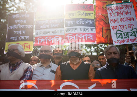 Dhaka, Bangladesch. 3. Jan 2019. Bangladeshi linken Aktivisten tragen schwarze Tuch über ihren Mund als Protest gegen die angeblich betrügerischen Sieg der regierenden Awami Liga in den letzten Parlamentswahlen in Dhaka, Bangladesch am 03 Januar, 2019. Sheikh Hasina gewann 98 Prozent der Sitze bei den Wahlen am 30. Dezember 2018 die Opposition Politiker behaupten, die von der regierenden Awami Liga ihr zu einem Datensatz vierte Amtszeit als Führer von Bangladesch liefern manipuliert wurde. Credit: zakir Hossain chowdhury Zakir/Alamy leben Nachrichten Stockfoto