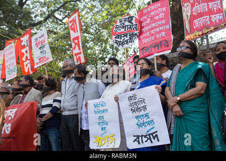 Dhaka, Bangladesch. 3. Jan 2019. Bangladeshi linken Aktivisten tragen schwarze Tuch über ihren Mund als Protest gegen die angeblich betrügerischen Sieg der regierenden Awami Liga in den letzten Parlamentswahlen in Dhaka, Bangladesch am 03 Januar, 2019. Sheikh Hasina gewann 98 Prozent der Sitze bei den Wahlen am 30. Dezember 2018 die Opposition Politiker behaupten, die von der regierenden Awami Liga ihr zu einem Datensatz vierte Amtszeit als Führer von Bangladesch liefern manipuliert wurde. Credit: zakir Hossain chowdhury Zakir/Alamy leben Nachrichten Stockfoto