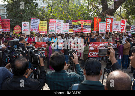 Dhaka, Bangladesch. 3. Jan 2019. Bangladeshi linken Aktivisten tragen schwarze Tuch über ihren Mund als Protest gegen die angeblich betrügerischen Sieg der regierenden Awami Liga in den letzten Parlamentswahlen in Dhaka, Bangladesch am 03 Januar, 2019. Sheikh Hasina gewann 98 Prozent der Sitze bei den Wahlen am 30. Dezember 2018 die Opposition Politiker behaupten, die von der regierenden Awami Liga ihr zu einem Datensatz vierte Amtszeit als Führer von Bangladesch liefern manipuliert wurde. Credit: zakir Hossain chowdhury Zakir/Alamy leben Nachrichten Stockfoto