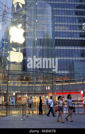 Apple computer Store in Lujiazui Financial District, in Pudong, Shanghai, China. Blick auf große, moderne Apple Store in Shanghai, China. Apple Store Pudong in Shanghai IFC South und North Tower (HSBC Gebäude) im Stadtteil Pudong, Shanghai, China. Shanghai International Finance Centre, meist abgekürzt als Shanghai IFC, ist eine kommerzielle Gebäudekomplex und ein Einkaufszentrum (Branded Shanghai IFC Mall) in Shanghai. Er enthält zwei Hochhäuser am 249.9 Meter (South Tower) und 259.9 Meter (Nordturm) Gehäuse Büros und ein Hotel und ein 85 Meter hohes Hochhaus hinter Stockfoto