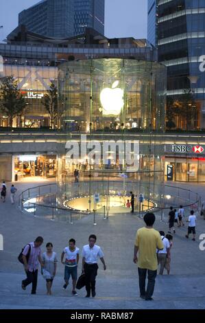 Apple computer Store in Lujiazui Financial District, in Pudong, Shanghai, China. Blick auf große, moderne Apple Store in Shanghai, China. Apple Store Pudong in Shanghai IFC South und North Tower (HSBC Gebäude) im Stadtteil Pudong, Shanghai, China. Shanghai International Finance Centre, meist abgekürzt als Shanghai IFC, ist eine kommerzielle Gebäudekomplex und ein Einkaufszentrum (Branded Shanghai IFC Mall) in Shanghai. Er enthält zwei Hochhäuser am 249.9 Meter (South Tower) und 259.9 Meter (Nordturm) Gehäuse Büros und ein Hotel und ein 85 Meter hohes Hochhaus hinter Stockfoto