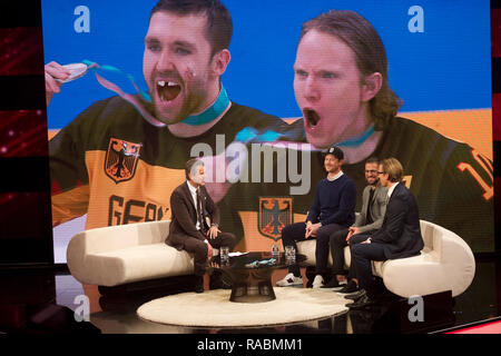 Von links: Markus Lanz, Moderator, Danny AUS DER BIRKEN, Ice Hockey goalie, Yannic SEIDENBERG, Eishockeyspieler, Christian EHRHOFF, hockey player, auf die 'Menschen' 2018, jährliche Retrospektive im ZDF, Sendung am 20.12.2018 um 10:15 Uhr auf ZDF, am 17.12.2018 in Hamburg aufgezeichnet, | Verwendung weltweit Stockfoto