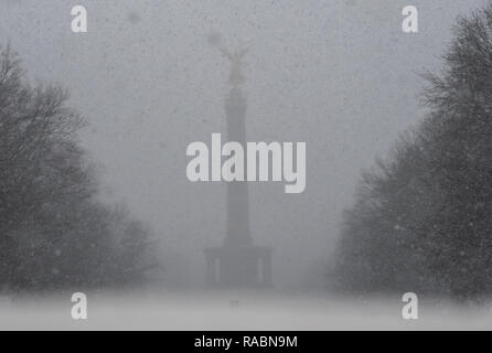 Berlin, Deutschland. 03 Jan, 2019. Während eine starke Schneeschauer, die Siegessäule ist nur schwach sichtbar. Credit: Paul Zinken/dpa/Alamy leben Nachrichten Stockfoto