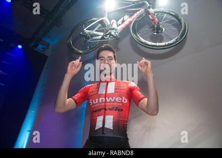 Berlin, Deutschland. 03 Jan, 2019. Radprofi Tom Dumoulin bei der Präsentation des Sunweb Team am Alexanderplatz der Unterstation. Quelle: Jörg Carstensen/dpa/Alamy leben Nachrichten Stockfoto