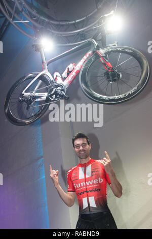 Berlin, Deutschland. 03 Jan, 2019. Radprofi Tom Dumoulin bei der Präsentation des Sunweb Team am Alexanderplatz der Unterstation. Quelle: Jörg Carstensen/dpa/Alamy leben Nachrichten Stockfoto