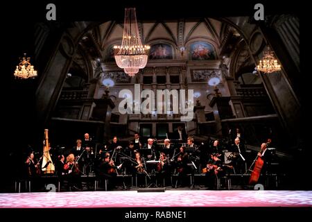 Athen, Griechenland. 2 Jan, 2019. Violine Spieler gesehen, die während der Veranstaltung. Die Franz Lehar Orchester präsentiert die besten Wiener Walzer von Solisten und Tänzer der Wiener Oper in Athen Credit: Helen Paroglou/SOPA Images/ZUMA Draht/Alamy leben Nachrichten Stockfoto