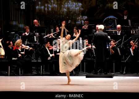 Athen, Griechenland. 3 Jan, 2019. Ballett Tänzerin gesehen während der Veranstaltung. Die Franz Lehar Orchester die besten Wiener Walzer von Solisten und Tänzer der Wiener Oper in Athen Credit präsentiert: Helen Paroglou/SOPA Images/ZUMA Draht/Alamy leben Nachrichten Stockfoto