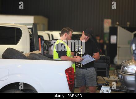 Canberra, Australien. 3. Januar, 2019. Ein Teilnehmer meldet sich ein Mitarbeiter am Messegelände während der Summernats Car Festival in Canberra, Australien, Jan. 3, 2019. Findet jährlich in Canberra seit 1987, in diesem Jahr Summernats eröffnet am Donnerstag und dauert bis Jan. 6. Summernats hat den größten und bekanntesten ps Partei in Australien, und es lockt Touristen nach Canberra aus dem ganzen Land. Während des Festivals, Menschen genießen, driften, City Cruise, Burnout und andere spannende Aufführungen. Quelle: Xinhua/Alamy leben Nachrichten Stockfoto