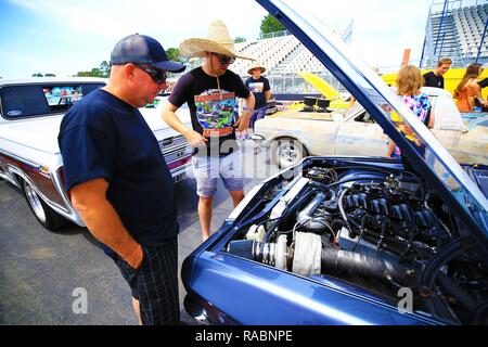 Canberra, Australien. 3. Januar, 2019. (190103) - Canberra, Januar 3, 2019 (Xinhua) - Muscle Car Enthusiasten Umbau des Motors an das Messegelände während der Summernats Car Festival in Canberra, Australien, Januar 3, 2019 diskutieren. Findet jährlich in Canberra seit 1987, in diesem Jahr Summernats eröffnet am Donnerstag und dauert bis Jan. 6. Summernats hat den größten und bekanntesten ps Partei in Australien, und es lockt Touristen nach Canberra aus dem ganzen Land. Während des Festivals, Menschen genießen, driften, City Cruise, Burnout und andere spannende perfor Stockfoto