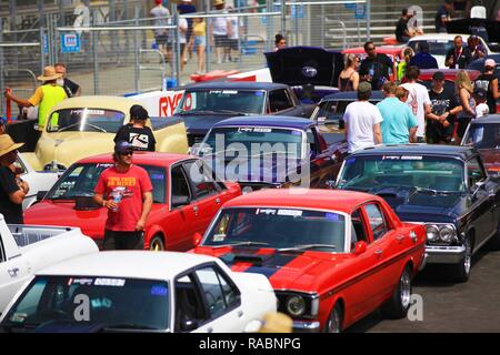 Canberra, Australien. 3. Januar, 2019. Menschen sehen Muscle Cars in das Messegelände während der Summernats Car Festival in Canberra, Australien, Jan. 3, 2019. Findet jährlich in Canberra seit 1987, in diesem Jahr Summernats eröffnet am Donnerstag und dauert bis Jan. 6. Summernats hat den größten und bekanntesten ps Partei in Australien, und es lockt Touristen nach Canberra aus dem ganzen Land. Während des Festivals, Menschen genießen, driften, City Cruise, Burnout und andere spannende Aufführungen. Quelle: Xinhua/Alamy leben Nachrichten Stockfoto