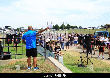 Canberra, Australien. 3. Januar, 2019. Eine zone Manager kündigt den Beginn der City Cruise auf dem Messegelände während der Summernats Car Festival in Canberra, Australien, Jan. 3, 2019. Findet jährlich in Canberra seit 1987, in diesem Jahr Summernats eröffnet am Donnerstag und dauert bis Jan. 6. Summernats hat den größten und bekanntesten ps Partei in Australien, und es lockt Touristen nach Canberra aus dem ganzen Land. Während des Festivals, Menschen genießen, driften, City Cruise, Burnout und andere spannende Aufführungen. Quelle: Xinhua/Alamy leben Nachrichten Stockfoto