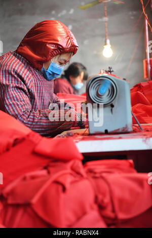 (190103) - JISHAN, Januar 3, 2019 (Xinhua) - Dorfbewohner arbeiten in einer Laterne Workshop für die kommende Saison Peak Sales von Spring Festival in Jifeng Stadt Xuzhou, jishan County im Norden der chinesischen Provinz Shanxi, Jan. 3, 2019. (Xinhua / Yang Chenguang) Stockfoto