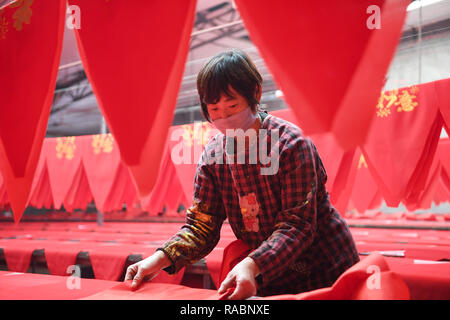 (190103) - JISHAN, Januar 3, 2019 (Xinhua) - ein Dorfbewohner arbeitet in einer Laterne Workshop für die kommende Saison Peak Sales von Spring Festival in Jifeng Stadt Xuzhou, jishan County im Norden der chinesischen Provinz Shanxi, Jan. 3, 2019. (Xinhua / Yang Chenguang) Stockfoto