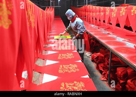 (190103) - JISHAN, Januar 3, 2019 (Xinhua) - ein Dorfbewohner arbeitet in einer Laterne Workshop für die kommende Saison Peak Sales von Spring Festival in Jifeng Stadt Xuzhou, jishan County im Norden der chinesischen Provinz Shanxi, Jan. 3, 2019. (Xinhua / Yang Chenguang) Stockfoto