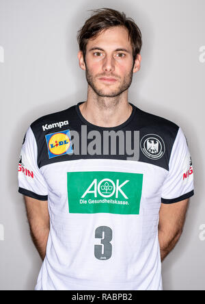 Hamburg, Deutschland. 03 Jan, 2019. Uwe Gensheimer, Kapitän der deutschen Handball-Nationalmannschaft, blickt in die Kamera des Fotografen zu einem Medienereignis des Deutschen Handball Bundes (DHB). Quelle: Axel Heimken/dpa/Alamy leben Nachrichten Stockfoto