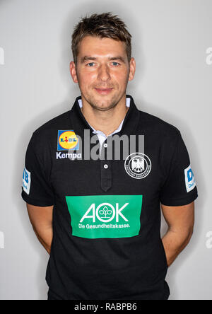 Hamburg, Deutschland. 03 Jan, 2019. Christian Prokop, Trainer der deutschen Handball-Nationalmannschaft, blickt in die Kamera des Fotografen zu einem Medienereignis des Deutschen Handball Bundes (DHB). Quelle: Axel Heimken/dpa/Alamy leben Nachrichten Stockfoto