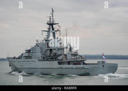 Portsmouth, Großbritannien. 3. Januar, 2019. Die Royal Navy offshore Patrol Schiff HMS Mersey Blätter für eine Mission die maritime Sicherheit Präsenz vor der Küste von Kent zu stärken und die Migranten aus dem Ärmelkanal in kleinen Booten zu verhindern. Credit: Neil Watkin/Alamy leben Nachrichten Stockfoto