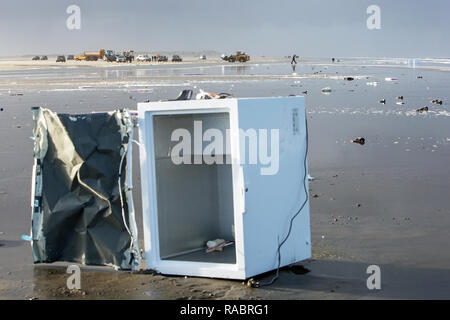 Ameland, Niederlande. 02 Jan, 2019. Die Freiwilligen sammeln waren bis auf den Strand gespült in Midsland aan Zee auf der holländischen Insel Ameland, die von MSC Zoe Container über Bord gegangen sind. Ca. 300 Stück über Bord gegangen war in der Nacht zum 03.01.2019, die die Fracht soll auch gefährliche Güter enthalten. Kredite: Jan Spoelstra/dpa/Alamy leben Nachrichten Stockfoto