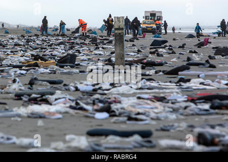 Ameland, Niederlande. 02 Jan, 2019. Die Freiwilligen sammeln waren bis auf den Strand gespült in Midsland aan Zee auf der holländischen Insel Ameland, die von MSC Zoe Container über Bord gegangen sind. Ca. 300 Stück über Bord gegangen war in der Nacht zum 03.01.2019, die die Fracht soll auch gefährliche Güter enthalten. Kredite: Jan Spoelstra/dpa/Alamy leben Nachrichten Stockfoto