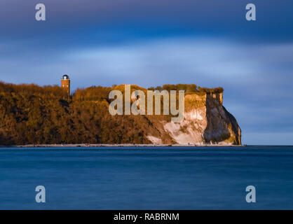 Vitt, Deutschland. 30 Dez, 2018. Die steile Küste am Kap Arkona mit der historischen Lager Tower. Foto: Patrick Pleul/dpa-Zentralbild/ZB/dpa/Alamy leben Nachrichten Stockfoto