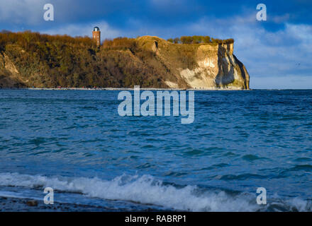 Vitt, Deutschland. 30 Dez, 2018. Die steile Küste am Kap Arkona mit der historischen Lager Tower. Foto: Patrick Pleul/dpa-Zentralbild/ZB/dpa/Alamy leben Nachrichten Stockfoto