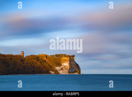 Vitt, Deutschland. 30 Dez, 2018. Die steile Küste am Kap Arkona mit der historischen Lager Tower. Foto: Patrick Pleul/dpa-Zentralbild/ZB/dpa/Alamy leben Nachrichten Stockfoto