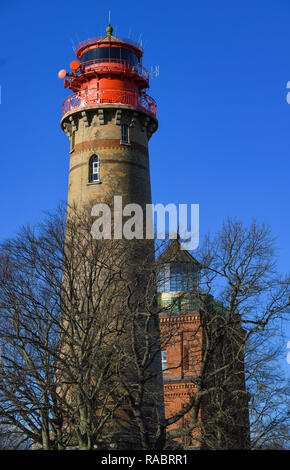 Arkona, Deutschland. 02 Jan, 2019. Der Leuchtturm 1901 (l) und der historischen Schinkel Turm aus dem Jahre 1827 am Kap Arkona in Putgarten auf der Insel Rügen (Mecklenburg-Vorpommern). Kap Arkona ist der nördlichste Punkt der Insel Rügen. Während die 35 Meter hohen Backsteingebäude im Jahre 1901 errichtet, die noch heute sendet Licht Signale über das Meer, die Schinkel Turm dient als Museum. Beide Gebäude sind als Aussichtstürme geklettert werden. Foto: Patrick Pleul/dpa-Zentralbild/ZB/dpa/Alamy leben Nachrichten Stockfoto