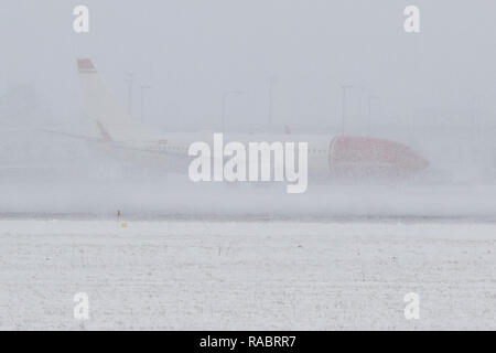 Danzig, Polen 3. Januar 2019 norwegische Flugzeug Landung während Der starke Schneefall in Danzig Lech Walesa Flughafen © Max Ardulf/Alamy leben Nachrichten Stockfoto