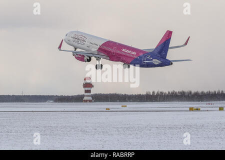 Danzig, Polen 3. Januar 2019 HA-lxm Wizz Air Airbus A 321-231, die während der schneefälle in Danzig Lech Walesa Flughafen gesehen © Max Ardulf/Alamy leben Nachrichten Stockfoto