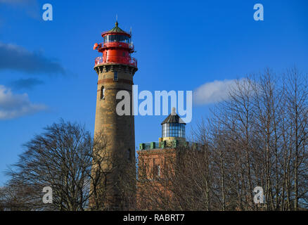 Arkona, Deutschland. 02 Jan, 2019. Der Leuchtturm 1901 (l) und der historischen Schinkel Turm aus dem Jahre 1827 am Kap Arkona in Putgarten auf der Insel Rügen (Mecklenburg-Vorpommern). Kap Arkona ist der nördlichste Punkt der Insel Rügen. Während die 35 Meter hohen Backsteingebäude im Jahre 1901 errichtet, die noch heute sendet Licht Signale über das Meer, die Schinkel Turm dient als Museum. Beide Gebäude sind als Aussichtstürme geklettert werden. Foto: Patrick Pleul/dpa-Zentralbild/ZB/dpa/Alamy leben Nachrichten Stockfoto