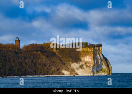 Vitt, Deutschland. 30 Dez, 2018. Die steile Küste am Kap Arkona mit der historischen Lager Tower. Foto: Patrick Pleul/dpa-Zentralbild/ZB/dpa/Alamy leben Nachrichten Stockfoto