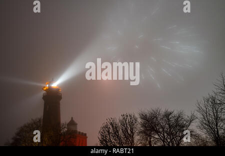 Arkona, Deutschland. 31 Dez, 2018. Der Leuchtturm (l), das im Jahr 1901 erbaut wurde und das historische Schinkel Turm aus dem Jahre 1827 am Kap Arkona in Putgarten auf der Insel Rügen (Mecklenburg-Vorpommern) mit einem Silvester Feuerwerk. Kap Arkona ist der nördlichste Punkt der Insel Rügen. Während die 35 Meter hohen Backsteingebäude im Jahre 1901 errichtet, die noch heute sendet Licht Signale über das Meer, die Schinkel Turm dient als Museum. Beide Gebäude sind als Aussichtstürme geklettert werden. Foto: Patrick Pleul/dpa-Zentralbild/ZB/dpa/Alamy leben Nachrichten Stockfoto